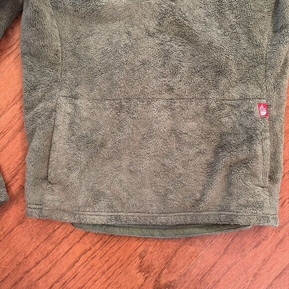 The North Face green fleece size Large - very soft pocket on the front - Picture 3 of 10